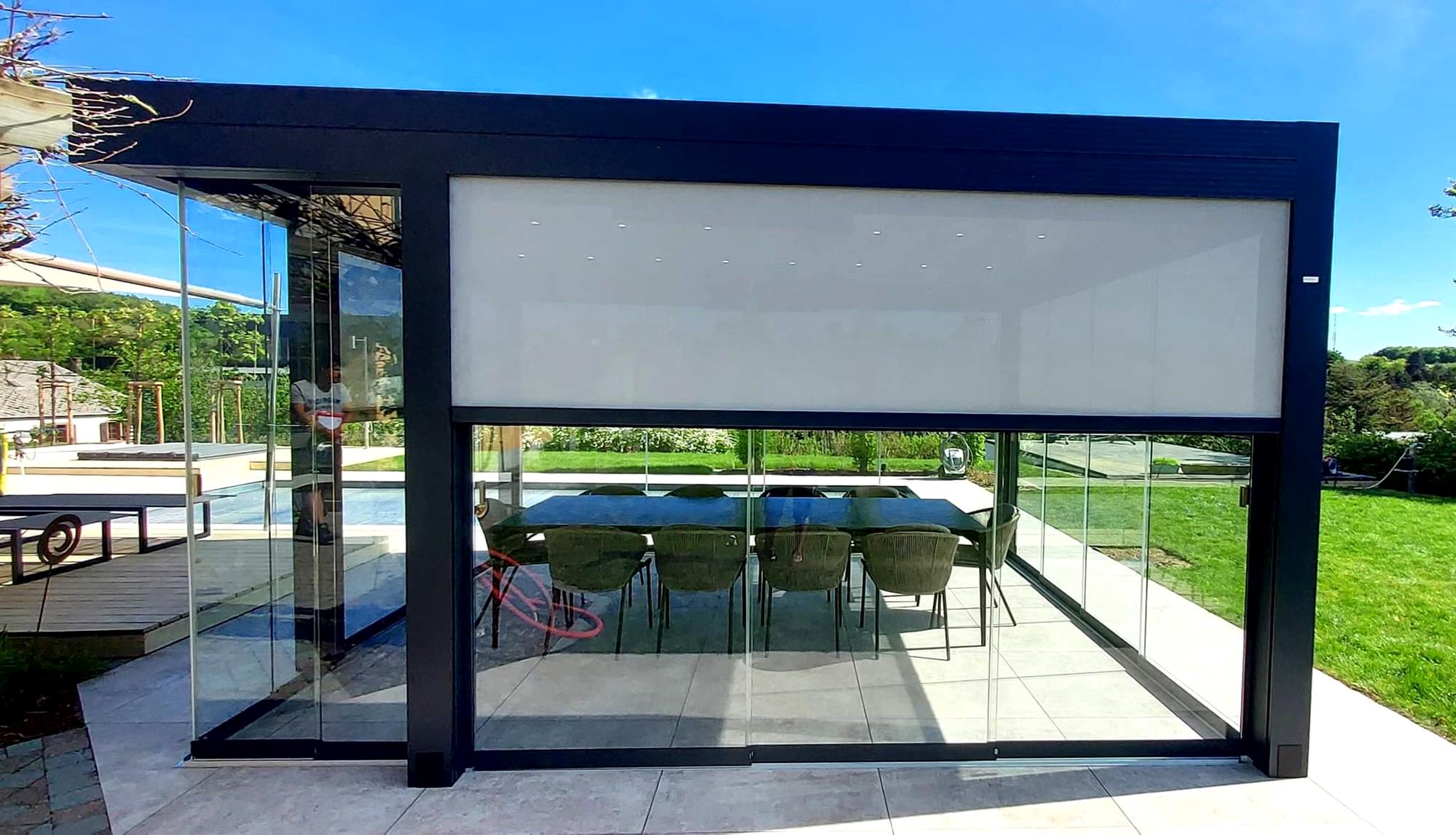 Pergola autoportante en bordure de piscine