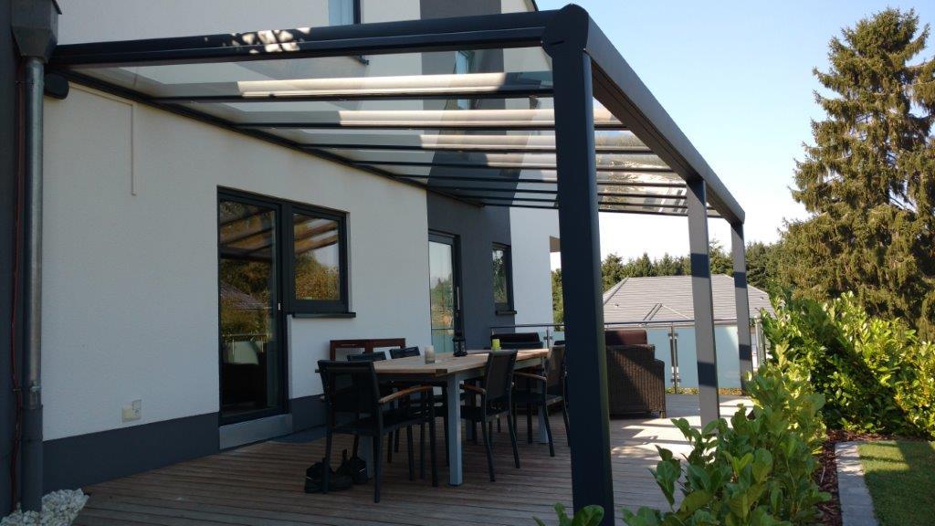 Pergola de terrasse adoss&eacute;e au mur