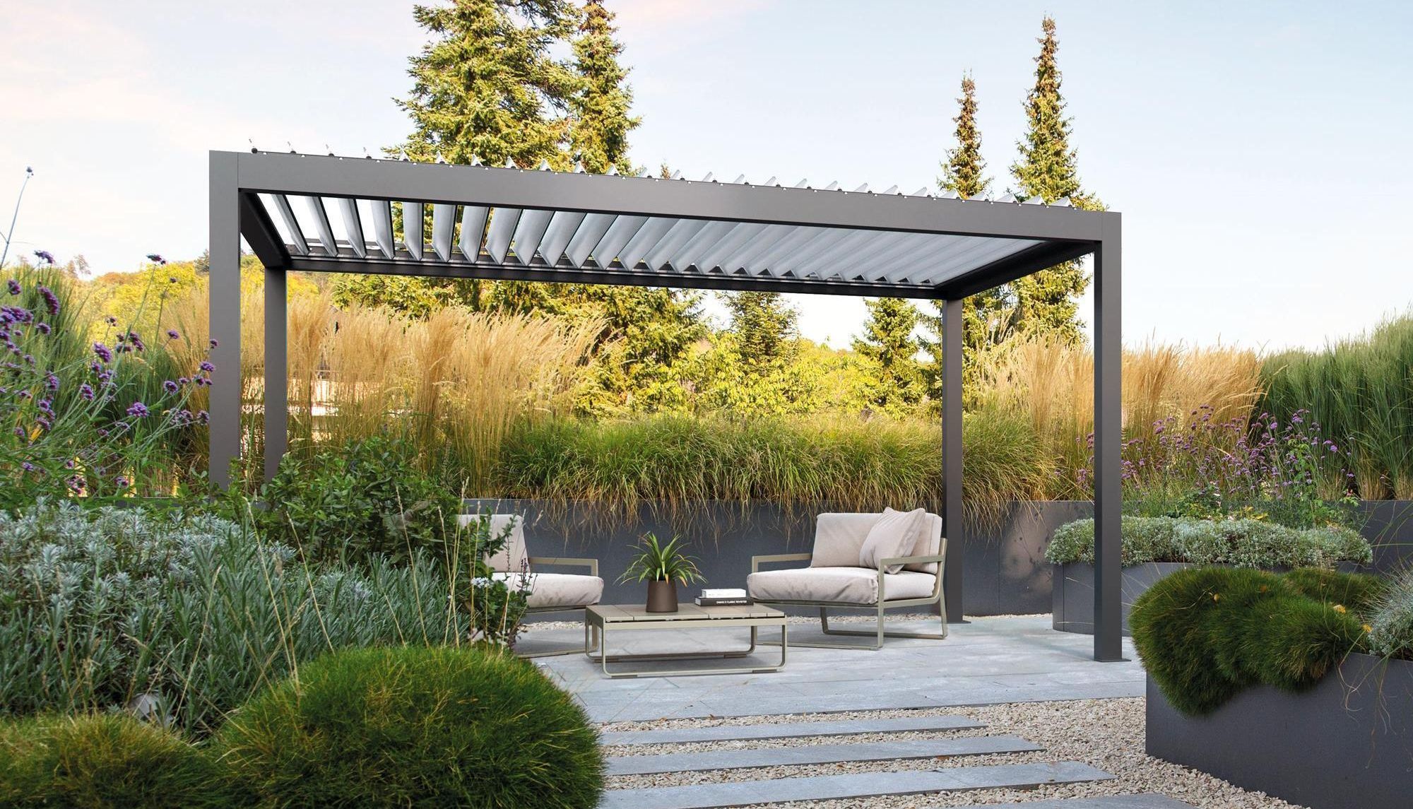 Pergola autoportante install&eacute;e au coeur du jardin