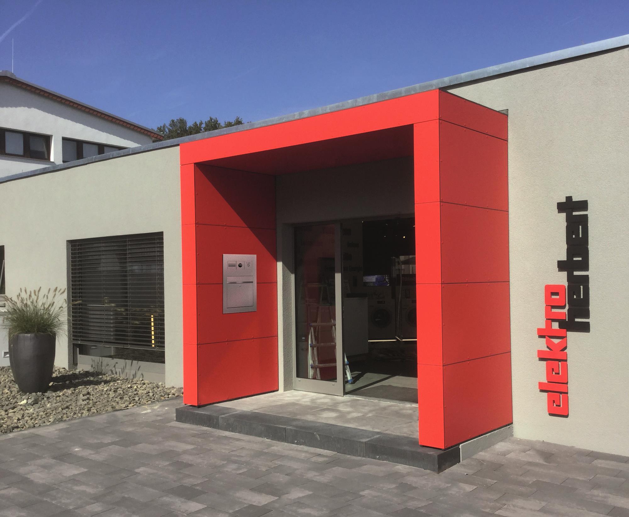 Rotes Vordach mit integriertem Briefkasten