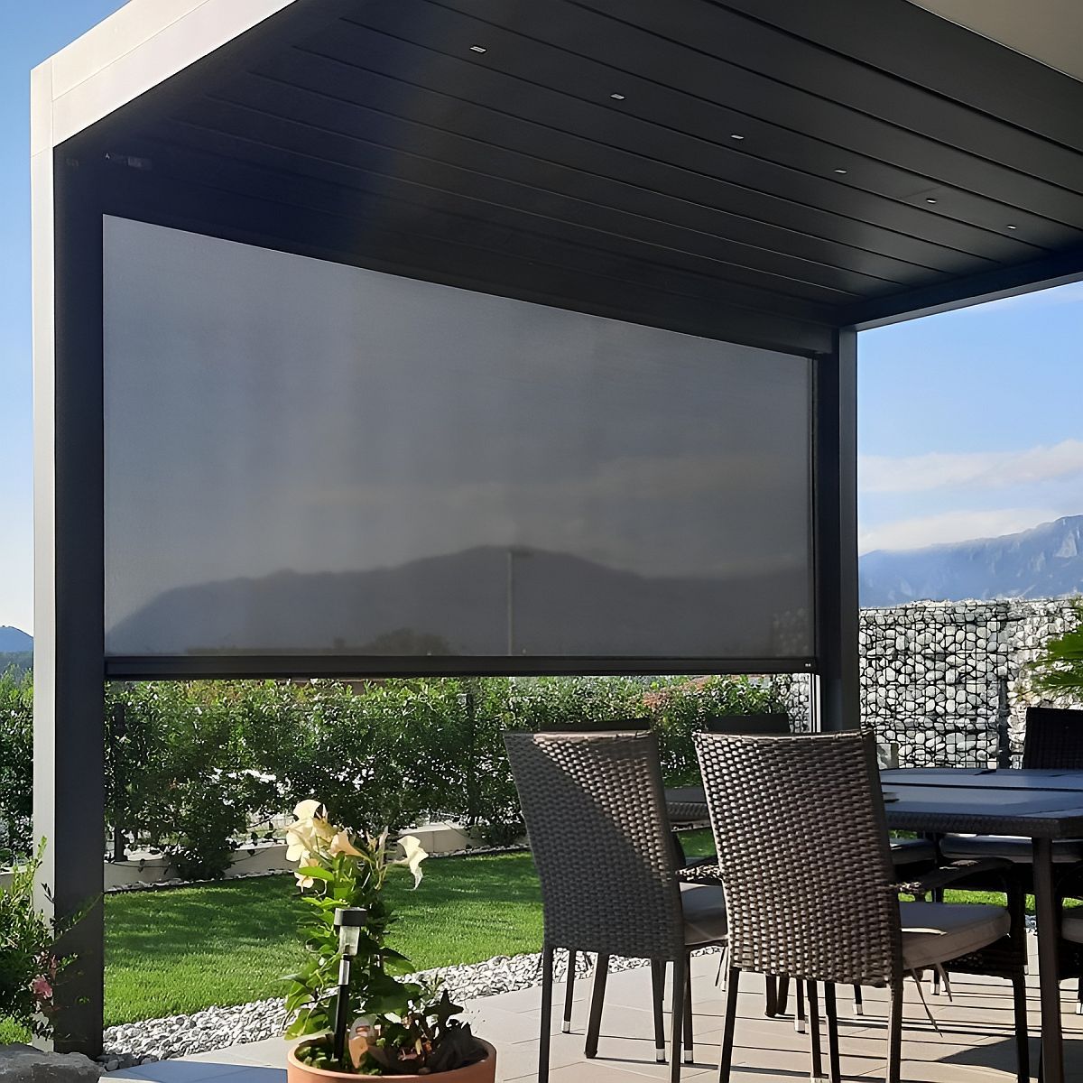 Pergola bioclimatique prot&egrave;ge du vent