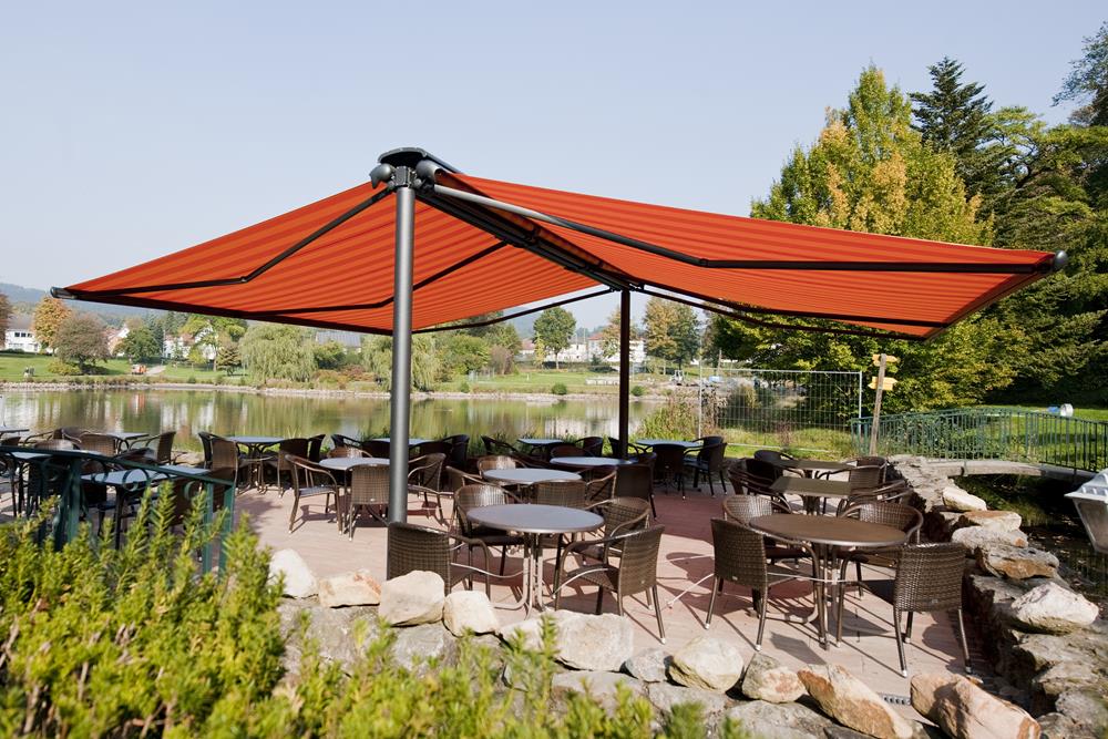 Store autoportant en toile sur une terrasse
