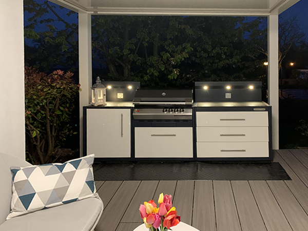 Außenküche mit LED-Beleuchtung