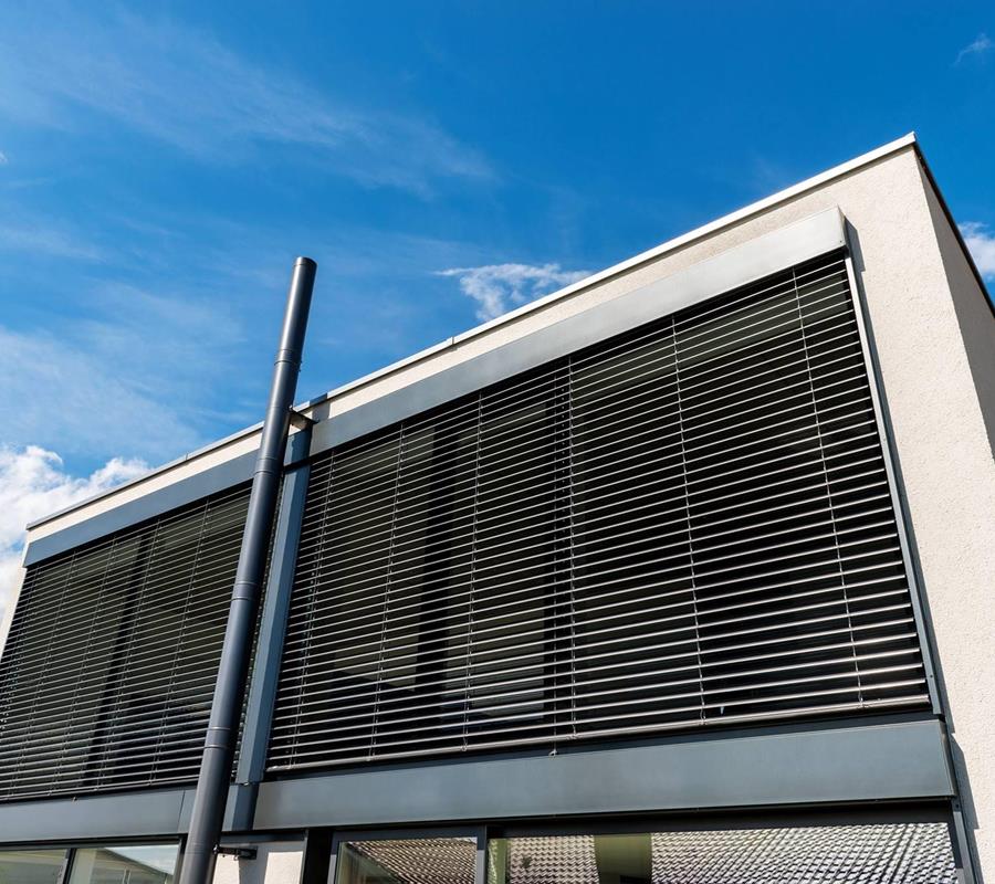 Store solaire à lamelle pour fenêtre posé en extérieur