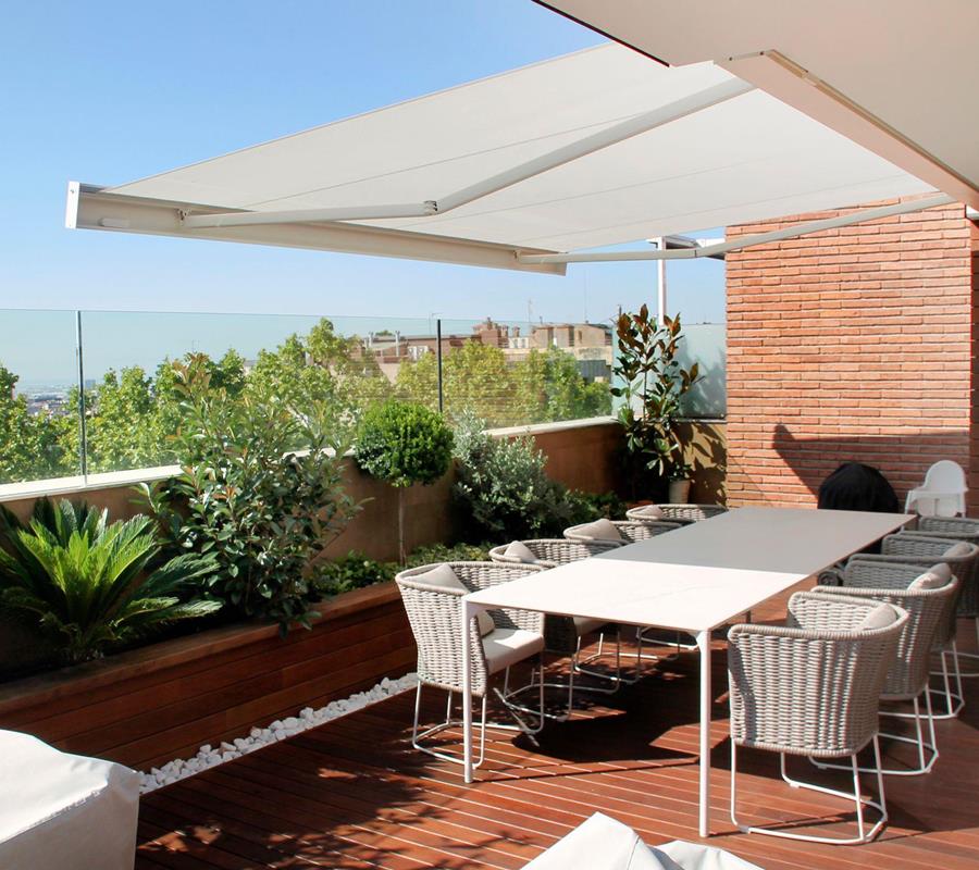 Store banne installée sur une terrasse