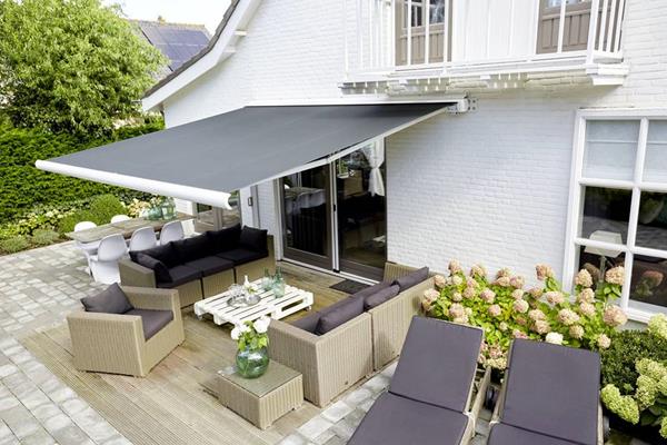 Comment protéger votre terrasse contre le soleil... ou la pluie ?