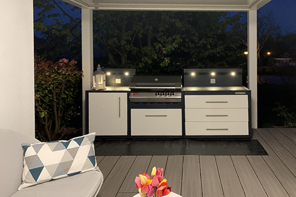 Außenküche mit LED-Beleuchtung