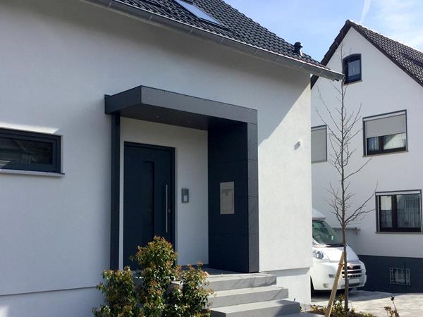 Vordächer für Haustüren: Robust, stilvoll und maßgeschneidert