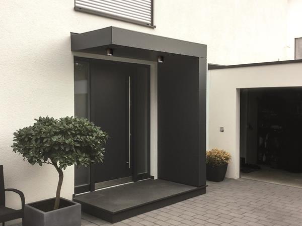 Vordächer für Haustüren: Robust, stilvoll und maßgeschneidert