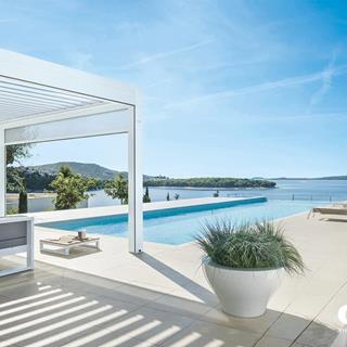 Neu: Med Varia, die Pergola mit integrierten Markisen