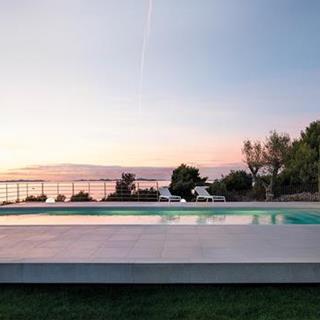 Neu: Med Varia, die Pergola mit integrierten Markisen