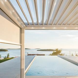 Neu: Med Varia, die Pergola mit integrierten Markisen